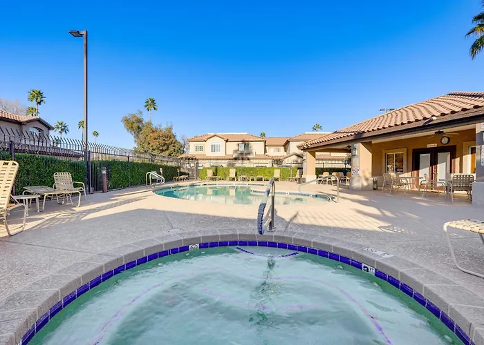 Holiday home Golf Course Views! Relaxing & Convenient Unit *