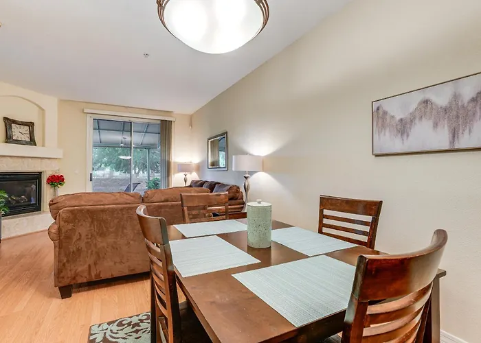 Golf Course Views! Relaxing & Convenient Unit Holiday home *