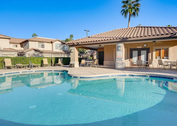 Golf Course Views! Relaxing & Convenient Unit Holiday home